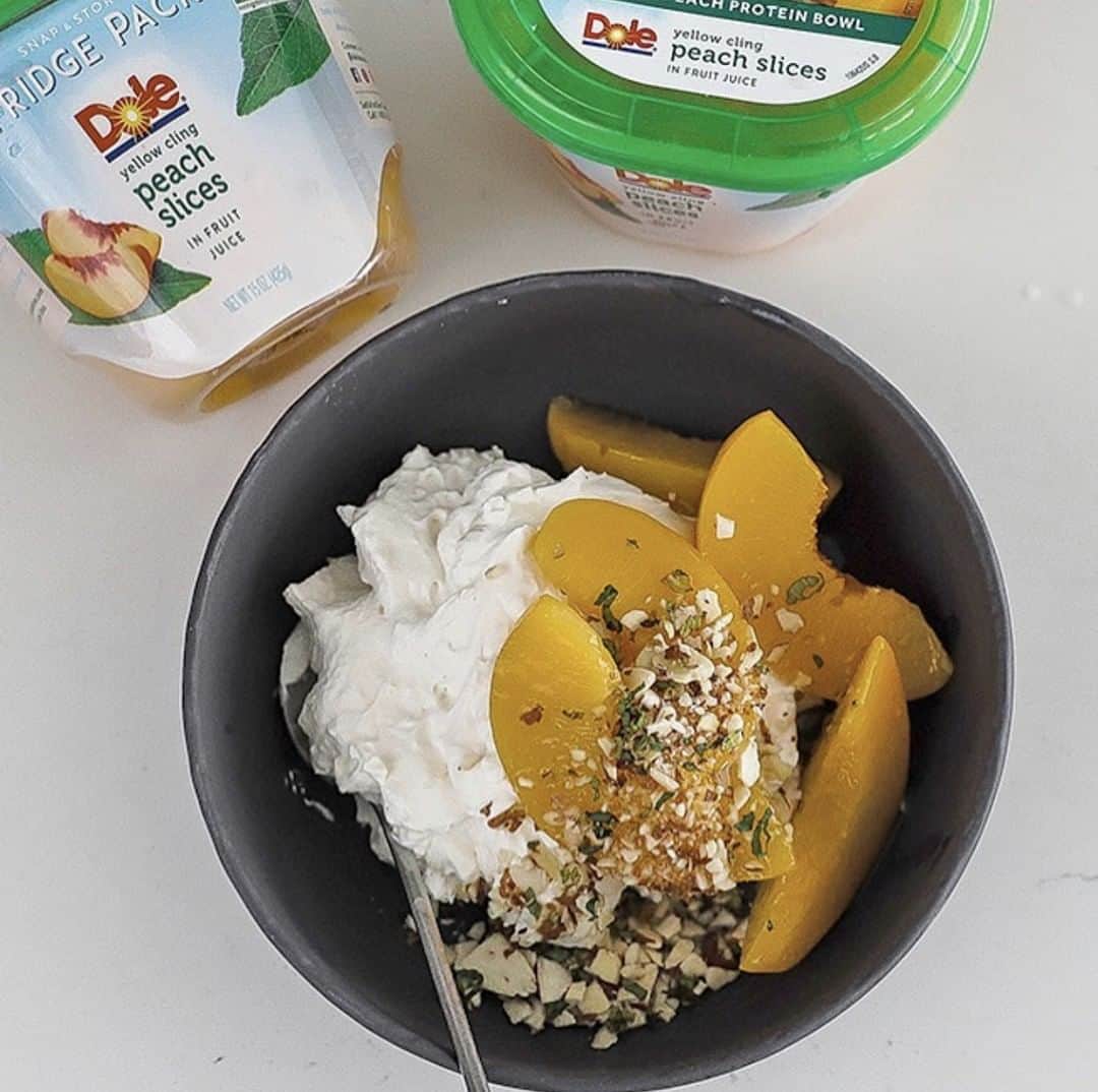Dole Packaged Foods（ドール）のインスタグラム：「If you are looking for a delicious snack @ChefBillyParisi has just the thing to satisfy that craving. Homemade whipped cream, peach slices in fruit juice, and crushed almonds. Yum!」