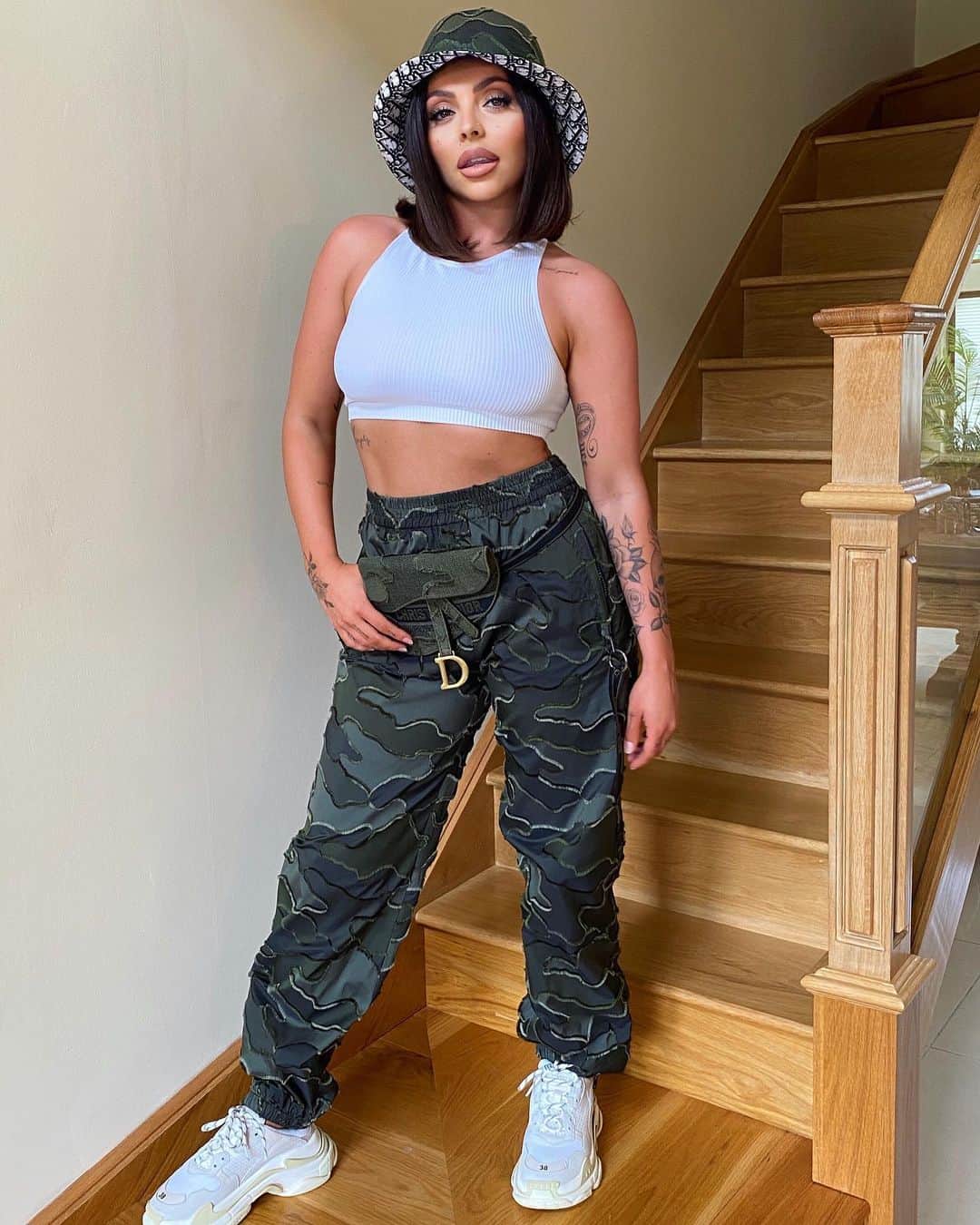 ジェシー・ネルソンのインスタグラム：「Might waste a good outfit for the sofa, might go for a wander round the garden who knows 🤷🏻‍♀️」