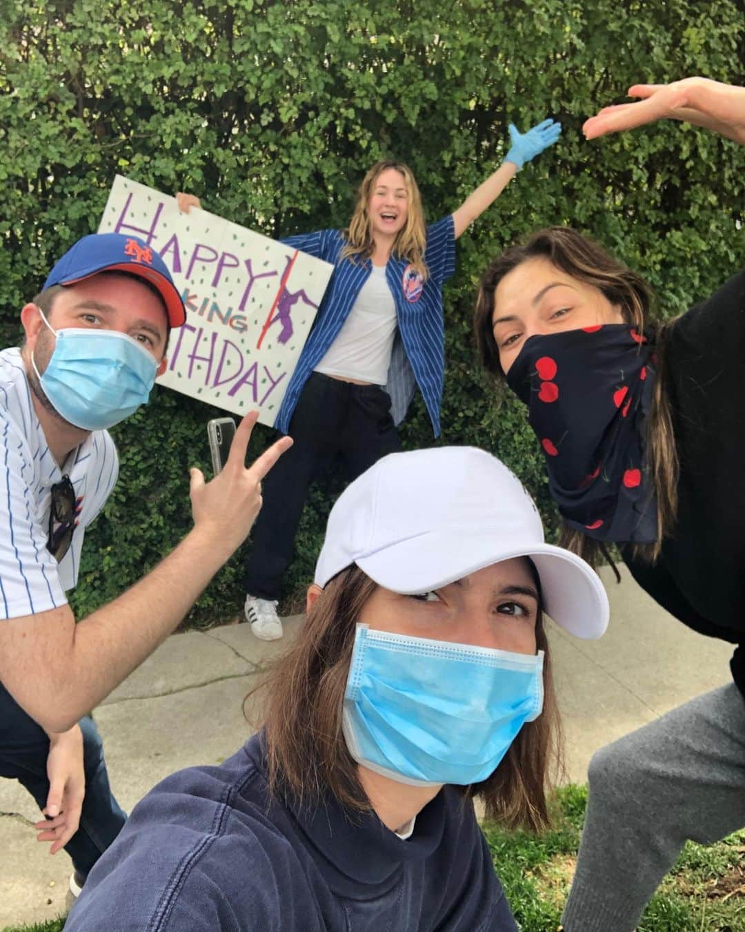 シェリー・ヘニッヒさんのインスタグラム写真 - (シェリー・ヘニッヒInstagram)「This week in quarantine i got stuck in a comic & got to participate in one of those drive by bday party parades I’ve seen on Facebook to celebrate one of my favorite humans on the planet sorry @brittlrobertson i got it mixed up w Mardi Gras for a second but thanks for never questioning anything anyone ever throws at you & always turning it into gold you bless us HBD crime-fighter #millercomicstrip」4月19日 2時11分 - shelleyhennig