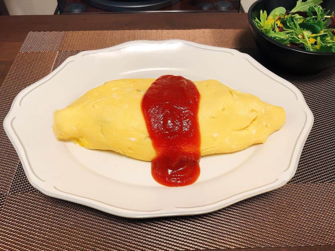 休日課長さんのインスタグラム写真 - (休日課長Instagram)「久々にオムライス作ったけど、オムライスってなんてうまい食べもんなんだ…」4月19日 2時13分 - kyujitsu_kacho