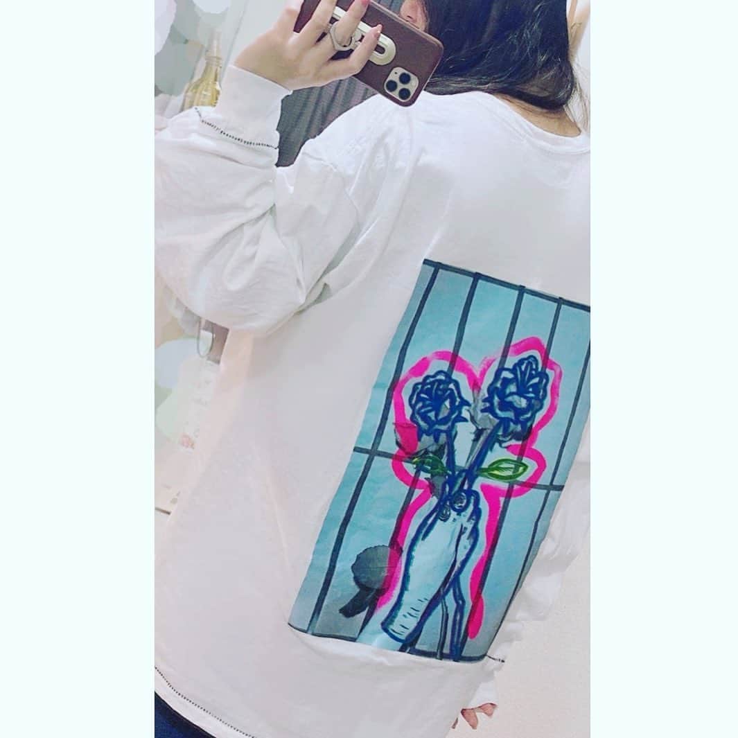 新原ミナミのインスタグラム：「@utilityharajuku のバックプリントロンT。 まだまだ寒い時期に注文していたものが届きました！！青い薔薇〜  お外で着たいけど、まだもうちょっと先になりますねぇ  #ロンT #utilityharajuku  #青い薔薇」