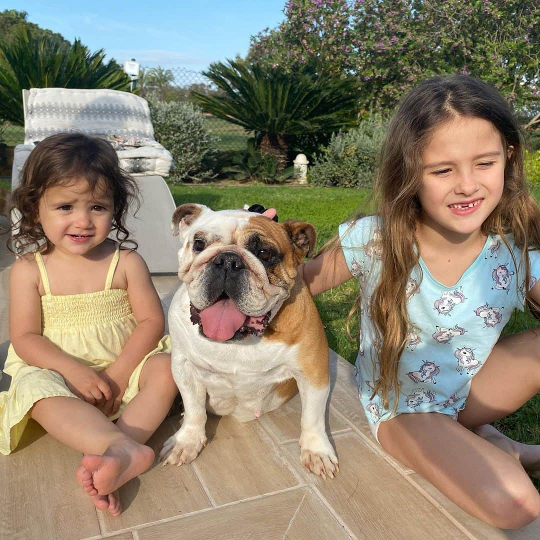 クリスティアン・テージョさんのインスタグラム写真 - (クリスティアン・テージョInstagram)「Happy Saturday😀✨ #StayAtHome #Sisters #bulldogingles #family」4月19日 2時18分 - ctello91