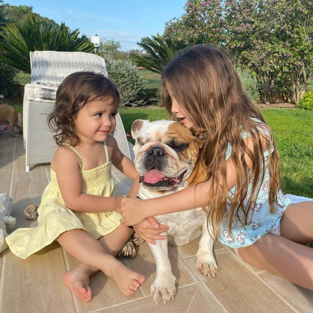 クリスティアン・テージョさんのインスタグラム写真 - (クリスティアン・テージョInstagram)「Happy Saturday😀✨ #StayAtHome #Sisters #bulldogingles #family」4月19日 2時18分 - ctello91