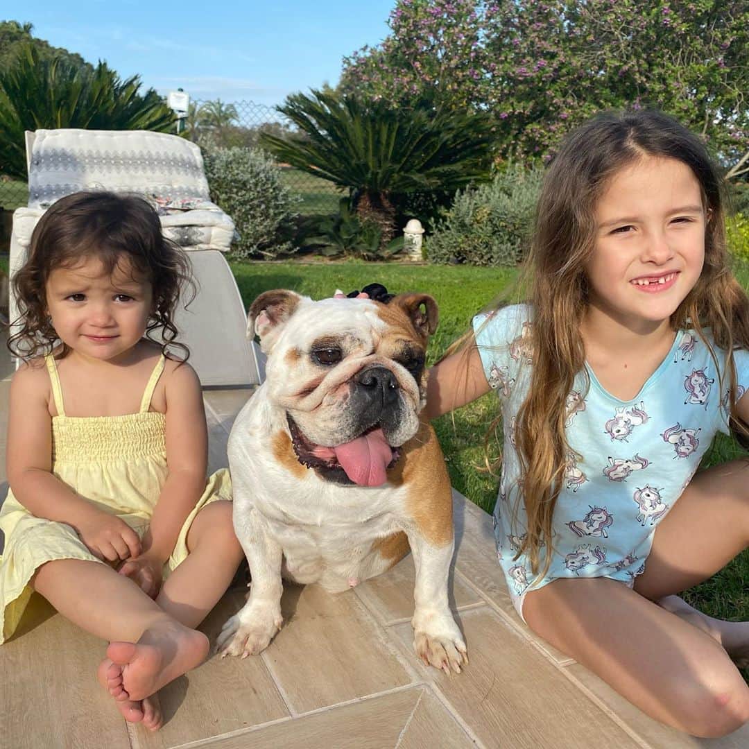 クリスティアン・テージョのインスタグラム：「Happy Saturday😀✨ #StayAtHome #Sisters #bulldogingles #family」