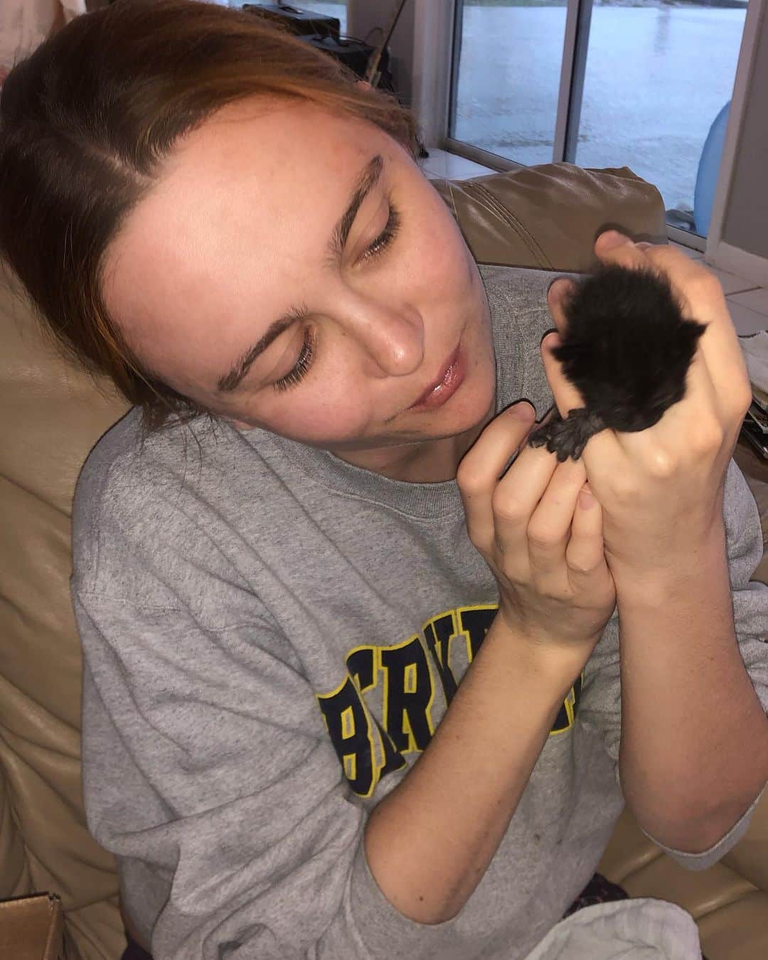 キーリー・マーシャルのインスタグラム：「Our family is fostering five one week-old kittens. It’s crazy seeing them grow before our eyes. ❤️ (The white is milk 🥺)」