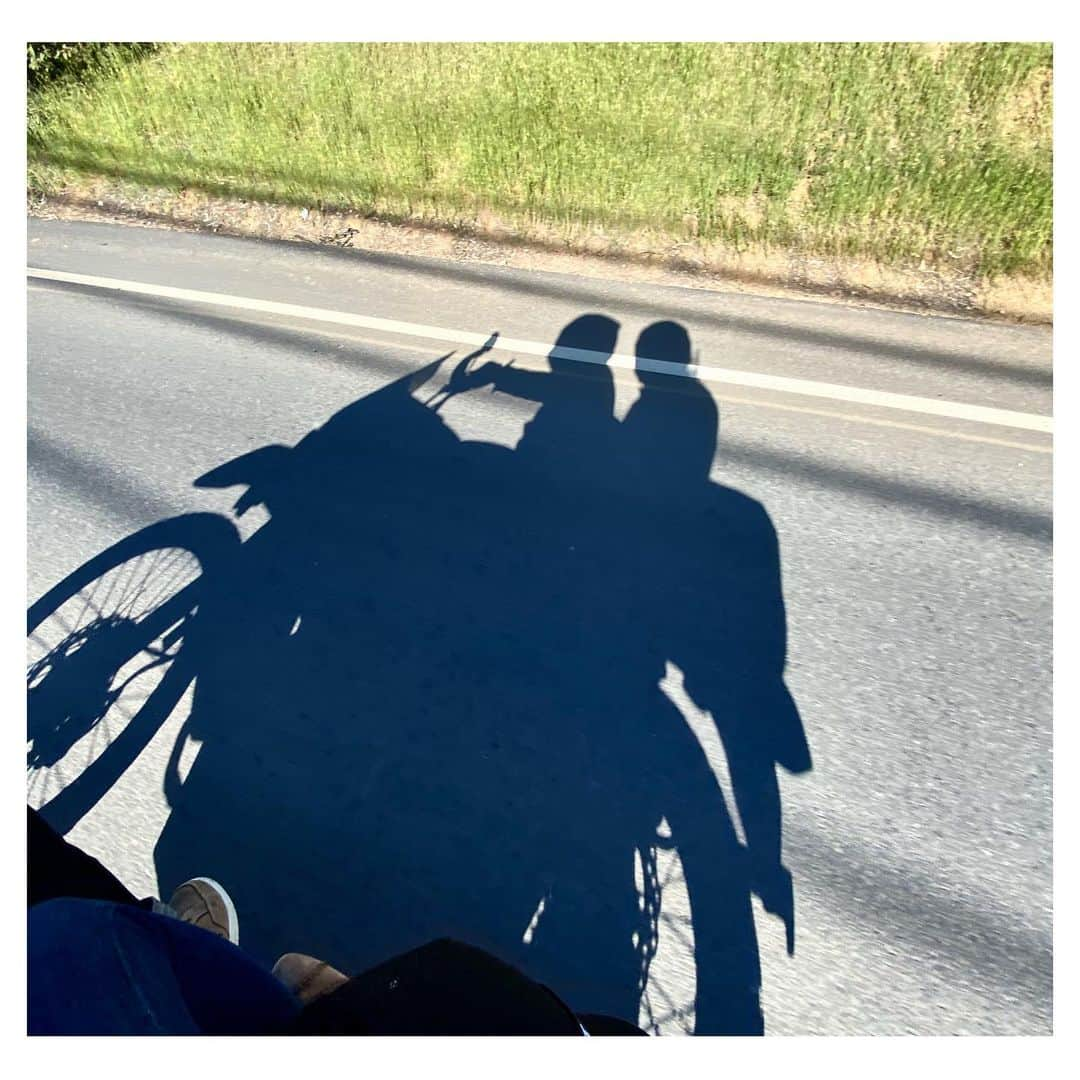 シャンテル・ヴァンサンテンさんのインスタグラム写真 - (シャンテル・ヴァンサンテンInstagram)「I needed this. To get out on some open roads and feel a bit of freedom. See clear skies and green hills. To clear my head as the world whips by. This week was particularly hard. The anxiety and uncertainty took over being calm and positive most days. I know so many of my loved ones struggled through it too. I am lucky we can all reach out and have a support system to talk through this. To feel connected and be able to say “today I am not ok” its important to feel our way through this. So... where ever you are today is ok. Reach out and share your feels and experience. Don’t be hard on yourself. You are doing the best you can!」4月19日 2時53分 - therealshantel