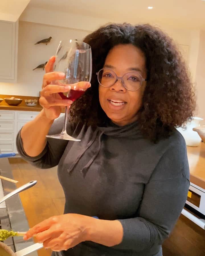 オプラ・ウィンフリーのインスタグラム：「We’re doing dinner early so we can watch the ONE World concert with @LadyGaga & @glblctzn at 8 PM EST across all the major networks. I think wine and music makes meal prep so much better. You agree? #TogetherAtHome」