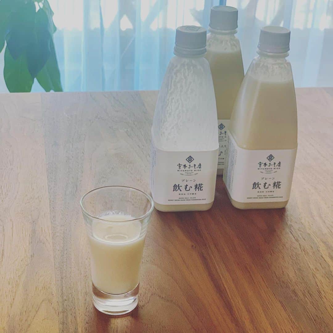 亀恭子のインスタグラム：「目覚めの一杯。 . . . 無添加で、優しい甘み。 . . 最近パパッとスーパーで買ってしまうことが多かったですが、 @miyamotomiso から久しぶりにお取り寄せ。 . . やっぱり最高。 ここの甘酒のファンです❤︎ . . #stayhome #sunday #sunnyday #gm #amazake #fromtoyama #miyamotomiso #塩麹やお味噌も買ってます」