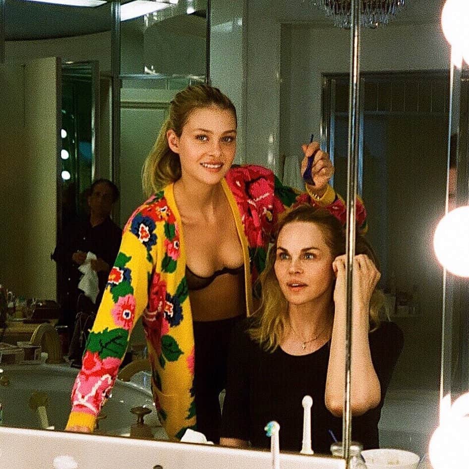ニコラ・ペルツのインスタグラム：「box dye 🧤」