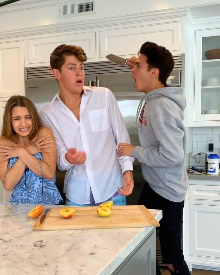 Brent Riveraのインスタグラム：「Ben went too far😡😂 @lexibrookerivera @benazelart」