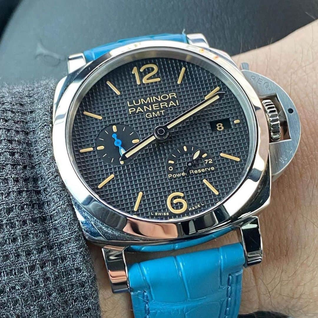 パネライのインスタグラム：「Love how the strap choice compliments the small blue accents on this #Panerai #PAM1537 42mm Hobnail dial GMT power reserve. What do you think? Pic by @matthewdpx #PaneraiCentral」