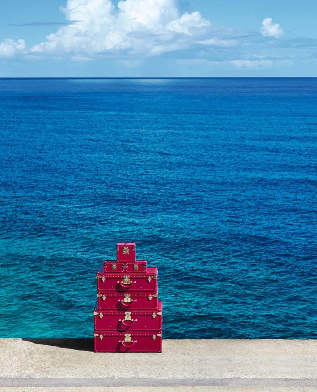 ルイ・ヴィトンさんのインスタグラム写真 - (ルイ・ヴィトンInstagram)「Dreaming of distant shores. For everyone at home, Louis Vuitton is revisiting a selection of images from the Maison's #SpiritofTravel campaigns.  Set in the Caribbean Islands, this chapter of the #SpiritofTravel saga carries the inherent joy of embarking on a long-awaited journey.」4月19日 4時02分 - louisvuitton