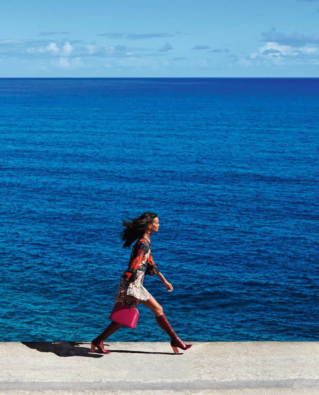 ルイ・ヴィトンさんのインスタグラム写真 - (ルイ・ヴィトンInstagram)「Dreaming of distant shores. For everyone at home, Louis Vuitton is revisiting a selection of images from the Maison's #SpiritofTravel campaigns.  Set in the Caribbean Islands, this chapter of the #SpiritofTravel saga carries the inherent joy of embarking on a long-awaited journey.」4月19日 4時02分 - louisvuitton