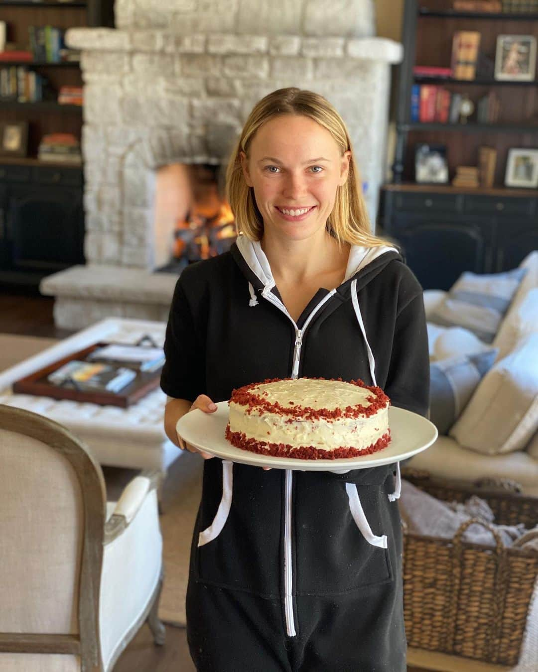 CarolineWozniackiさんのインスタグラム写真 - (CarolineWozniackiInstagram)「Weekdays are for fitness🏃🏼‍♀️🏋🏼‍♀️, weekends are for baking👩🏼‍🍳 (and eating😋) - first time baking a layered red velvet cake with homemade vanilla cream cheese frosting! I think it was a success! 😍」4月19日 4時24分 - carowozniacki