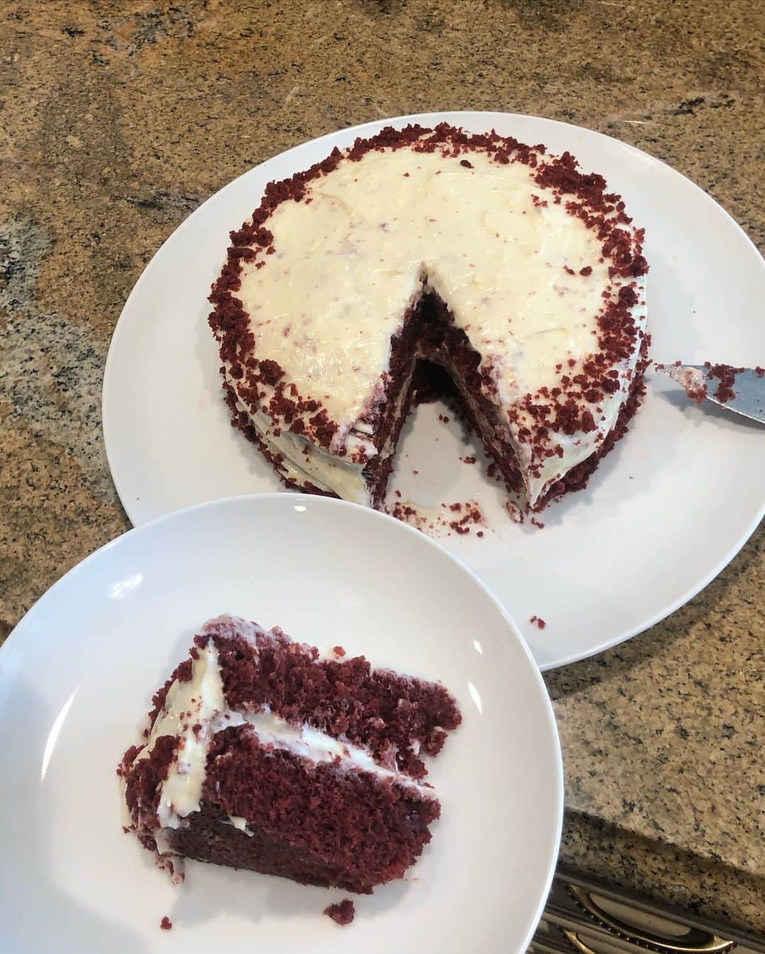 CarolineWozniackiさんのインスタグラム写真 - (CarolineWozniackiInstagram)「Weekdays are for fitness🏃🏼‍♀️🏋🏼‍♀️, weekends are for baking👩🏼‍🍳 (and eating😋) - first time baking a layered red velvet cake with homemade vanilla cream cheese frosting! I think it was a success! 😍」4月19日 4時24分 - carowozniacki