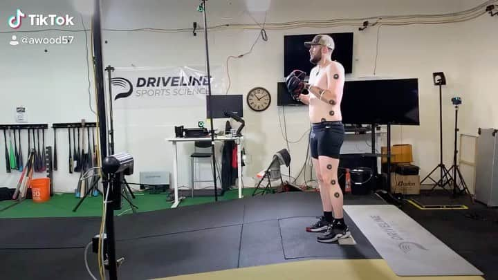 アレックス・ウッドのインスタグラム：「December 4th vs. January 24th. Video 1 is the first bullpen of my offseason after a 6 week on ramp. Video 2 is the end of the off season after 4 week velo phase.  Regardless of what the eventual outcome will end up being its really rewarding being able to set goals and then visually be able to see the progress you’ve made over the course of a couple months.  Main goals were to 1.) Be more fluid and athletic throughout delivery. 2.) Shorten arm swing through constraint drills to help connect upper and lower half. 3.) Fixing lead leg block/increasing lead leg angular velocity.」