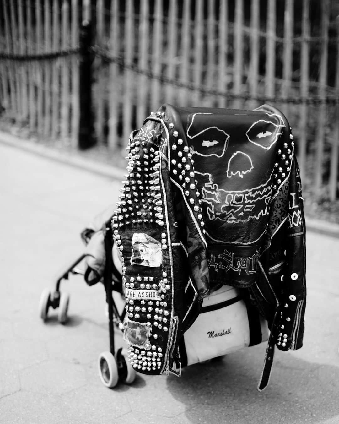 スコット・シューマンのインスタグラム：「One of my favorite New York City shots. I love the idea of a nurturing Punk. New York, May 2016」