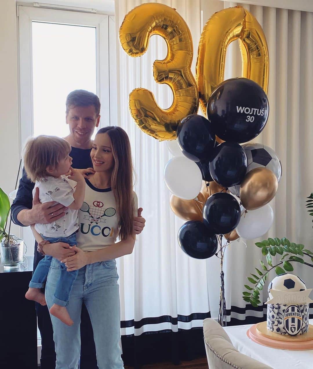ヴォイチェフ・シュチェスニーのインスタグラム：「Happy birthday to me 🥳 Thank You for all the lovely messages 🔝 So happy I could spend this day with my wife and son 👨‍👩‍👦 @marina_official ❤️」