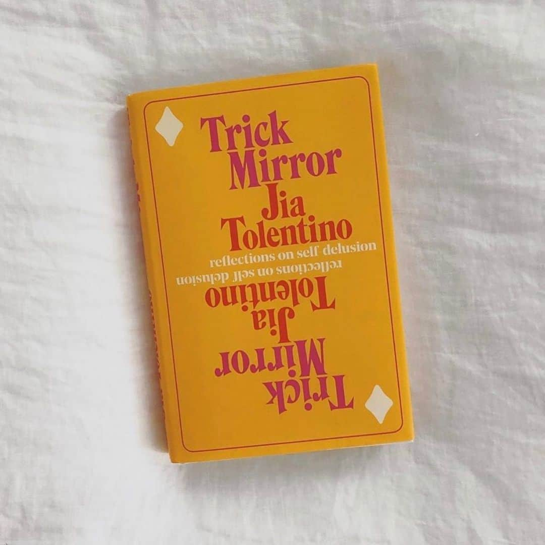 カイア・ジョーダン・ガーバーさんのインスタグラム写真 - (カイア・ジョーダン・ガーバーInstagram)「for week 4 of book club, we are reading TRICK MIRROR by jia tolentino! i am beyond excited to talk about this book... it’s a new collection of essays that are so modern and so honest. I think you guys are going to love it (it’s a first time read for me too). @jiatortellini, the author is going to be on as my guest to talk about the book, internet culture, and contemporary feminism. order it online or download it... friday 5pm pst / 8pm est」4月19日 5時10分 - kaiagerber