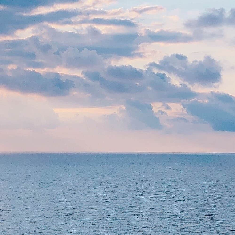 相知明日香さんのインスタグラム写真 - (相知明日香Instagram)「🤍🌊 𝗡𝗲𝘄 𝗥𝗲𝗹𝗲𝗮𝘀𝗲!! 🌊🤍 . . 「𝘼 𝙥𝙚𝙖𝙘𝙚𝙛𝙪𝙡 𝙙𝙖𝙮」 𝗔𝘀𝘂𝗸𝗮 𝗢𝘂𝗰𝗵𝗶 民間放送教育協会「日本のチカラ」エンディングテーマ . 𝟮𝟬𝟮𝟬.𝟰.𝟭𝟴 (𝘀𝗮𝘁) 𝗗𝗶𝗴𝗶𝘁𝗮𝗹 𝗦𝘁𝗿𝗲𝗮𝗺𝗶𝗻𝗴!! プロフィールのリンクから 皆さんの使っている配信サイトを選んでお聴きください✨ . . . #本日配信スタート #新曲 #Apeacefulday #テレビ朝日 #日本のチカラ #エンディングテーマ #NewRelease #AsukAlohARecord #AsukaOuchi #相知明日香 #旅するヴァイオリニスト @applemusic @itunes @spotifyjp @linemusic_jp  #violin#music#violinist#traveler#nomusicnolife#happy#love#Violinist#Artist#musicianslife#旅#旅行#東京#日本#ヴァイオリン#ヴァイオリニスト」4月19日 5時11分 - asukalohappy