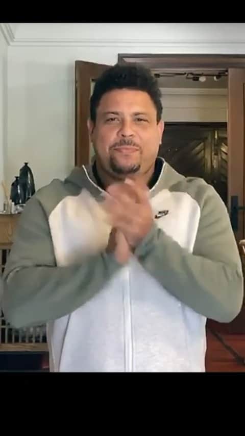 ロナウドのインスタグラム：「A todos os trabalhadores da saúde e outros profissionais que continuam trabalhando como verdadeiros heróis, um aplauso infinito. #Heróis da Humanidade passando à ofensiva contra a #COVID-19 #WeWillWin #FIFA」