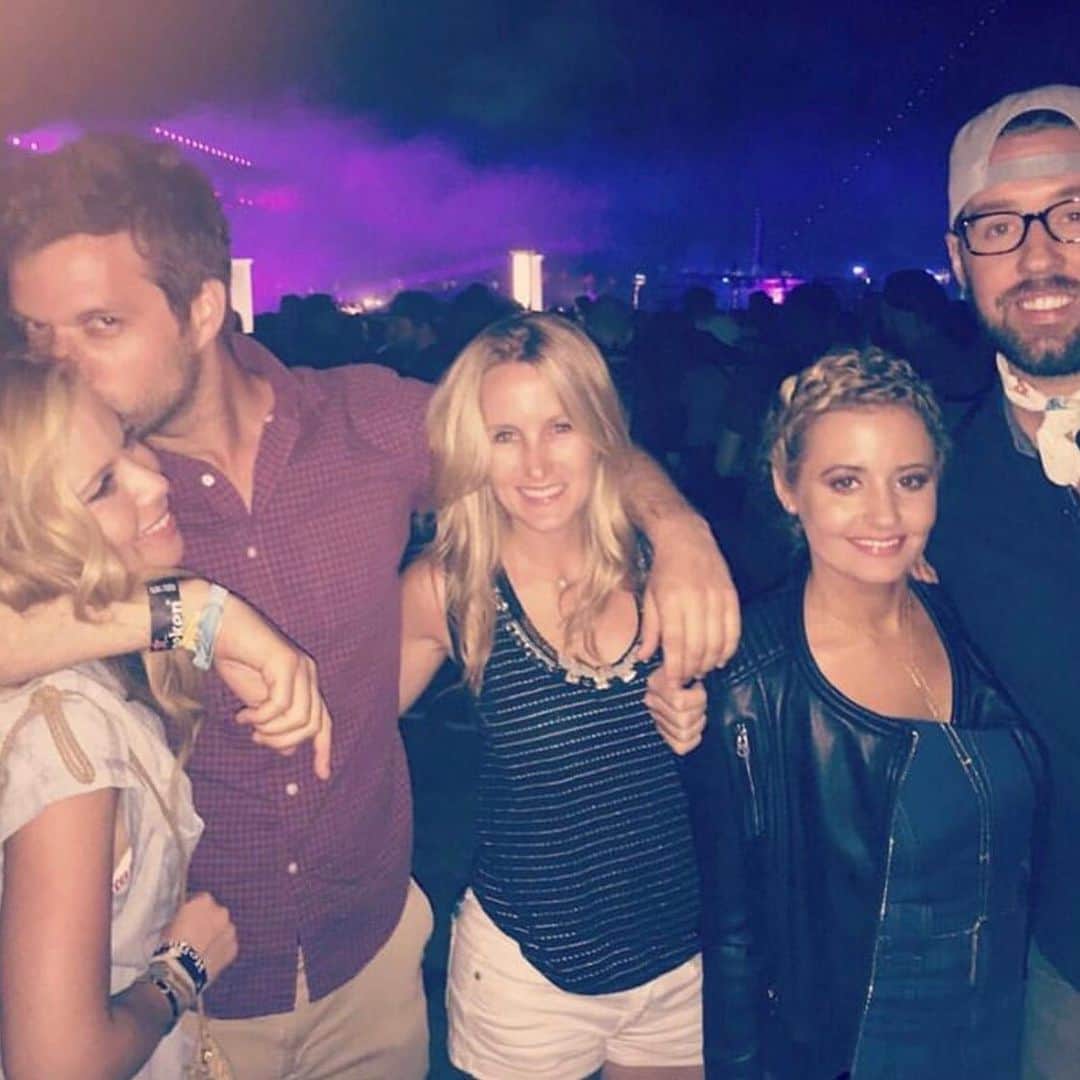 タラ・リピンスキーのインスタグラム：「4 years ago on this day.🎡 A windy and dusty day in April where thousands of people gathered in the desert to listen to music and eat spicy pie. 🍕🎼 I loved this night. I have a vivid memory of the long walk to the UBer line. I was a little tipsy blasting Beyoncé (All Night) from my phone and kissing on Todd. Those were the days. #Coachella 💕 Any of you been to Coachella? Tell me some of your memories!」