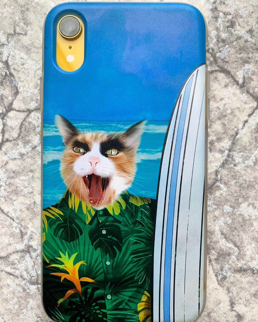 リリーさんのインスタグラム写真 - (リリーInstagram)「Surfs up! With this @crownandpaw phone case, I feel like I’m at the beach! Use the code LILLY10 to get 10% off! ☀️ . . . . .#crownandpaw #caturday #lillycrazyeyes #calico #instacalico #catsofinstagram #meowdel #beach #surfsup #iphonexr #phonecase」4月19日 5時59分 - lilly_crazyeyes
