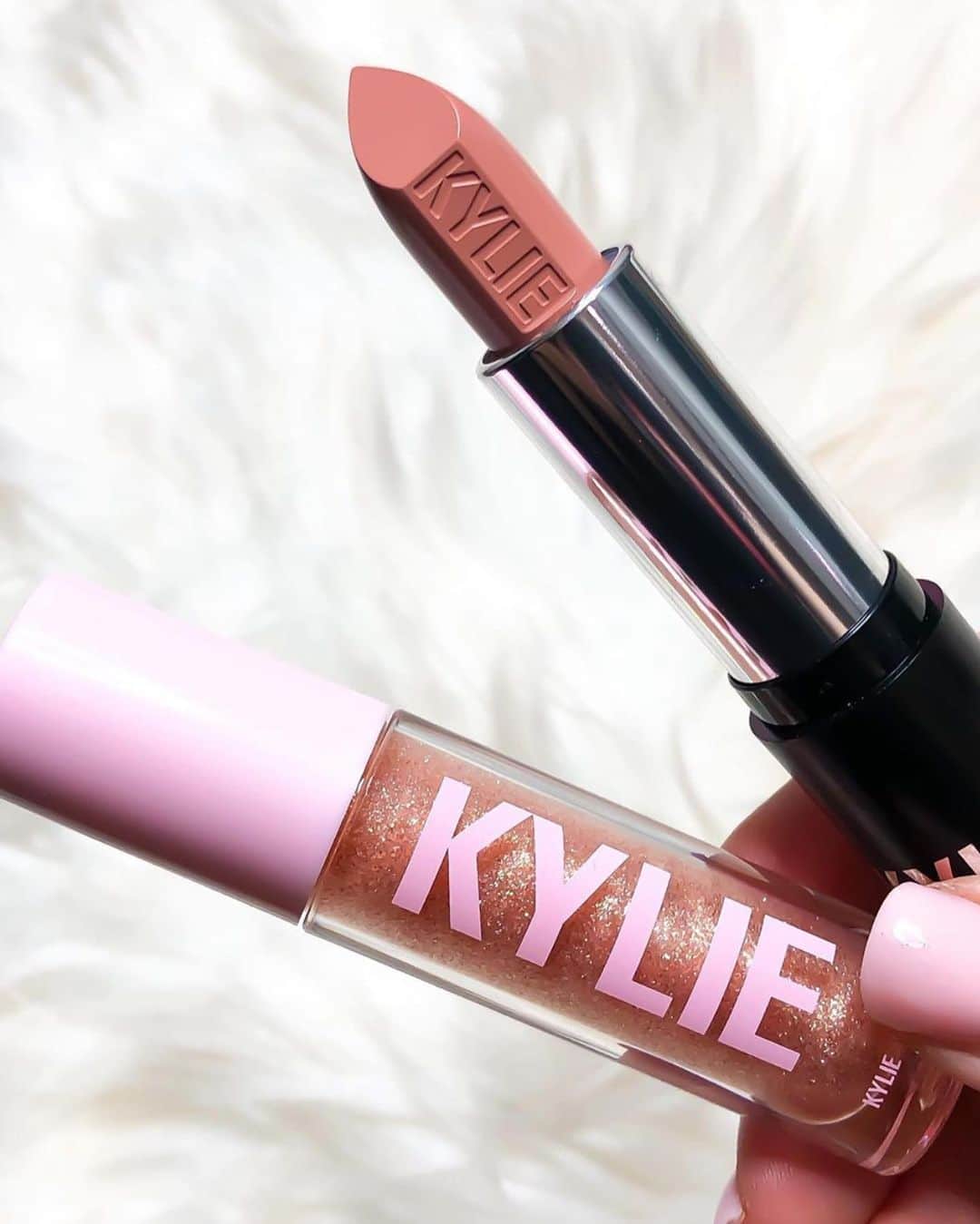 Kylie Cosmeticsさんのインスタグラム写真 - (Kylie CosmeticsInstagram)「our saturday lip combo 💋 crème brulee lipstick with oh you fancy? high gloss 😍 pic by @mrslanglam」4月19日 6時40分 - kyliecosmetics