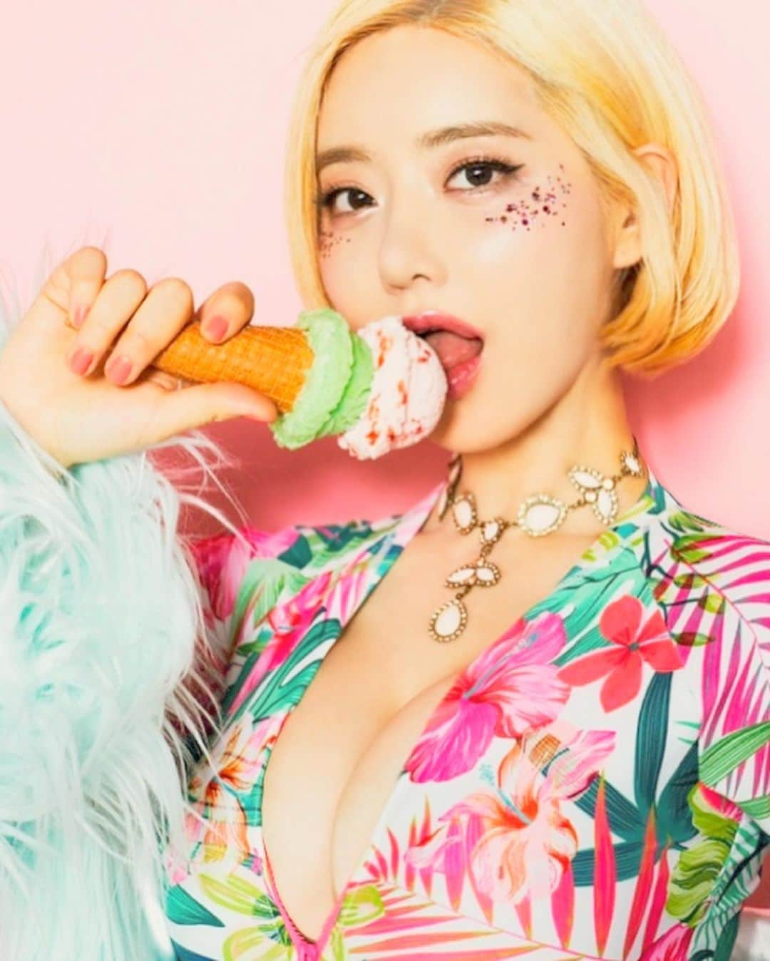 Dj Sodaさんのインスタグラム写真 - (Dj SodaInstagram)「I had a wonderful time with @ninagawamika for shooting Mgirls magazine!!💚💖💚💖 Which picture do you guys like？🎈or🍦 #Mgirl」4月19日 17時36分 - deejaysoda