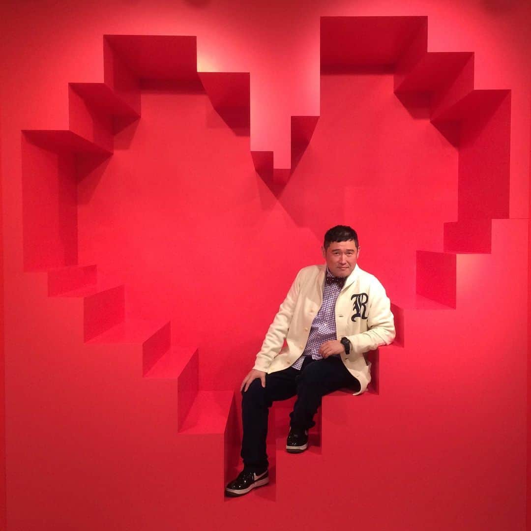 西尾季隆のインスタグラム：「渋谷のPARCOでやっていたAAA展にあった『Love』のジャケットと同じセットで、AAAになりきって撮った写真。なかなかかっこよくないですか？笑」