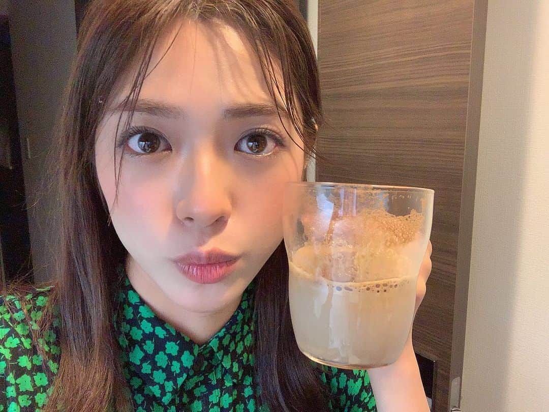 わちみなみのインスタグラム：「韓国のSNSおよびYouTube界隈で流行っているタルゴナ コーヒーを軽率にもつくってみまし😅💕💕💕☕️ 400回で混ぜたらできるらしいから みなさんも作ってみてほしいんだけど 混ぜる回数はひとによるのかな　そんなきがします😥😢💕 材料は 水　大さじ2 グラニュー糖　大さじ2 インスタントコーヒー　大さじ2  だよ😊💕 作ってみてね！！まじ髪ボサボサ😷😷 #タルゴナコーヒー　#ダルゴナコーヒー　#おうちカフェ　#カフェ　#コーヒー　#コーヒーのある暮らし」