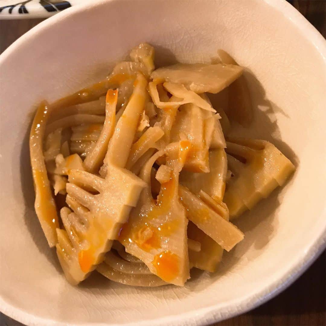 潮田玲子さんのインスタグラム写真 - (潮田玲子Instagram)「大きな筍を頂いたのでいろんな食べ方でここ数日食べました😋 酢味噌和えが一番好きだった！ 土佐煮は子供達に好評！お昼に作ったらおやつのようにパクパク食べるもんだから夕飯の時にはもうほとんどなかった😂 筍のメンマはお酒にも合うと思う☝️ （中華ダシ200ccお酒大さじ1、醤油大さじ1.5、砂糖小匙1で煮るだけ、大人用は仕上げにラー油） 採れたての筍は米ぬかなしで大丈夫で、しかもアクが無くてほんと美味しかった😍🥰☝️ #筍 #新たまねぎ #春キャベツ #旬の食べ物は美味しい #夜の炭水化物は無しに😅 #鮭のホイル焼き #おぼろ豆腐 #玲子飯」4月19日 17時34分 - reikoshiota_official