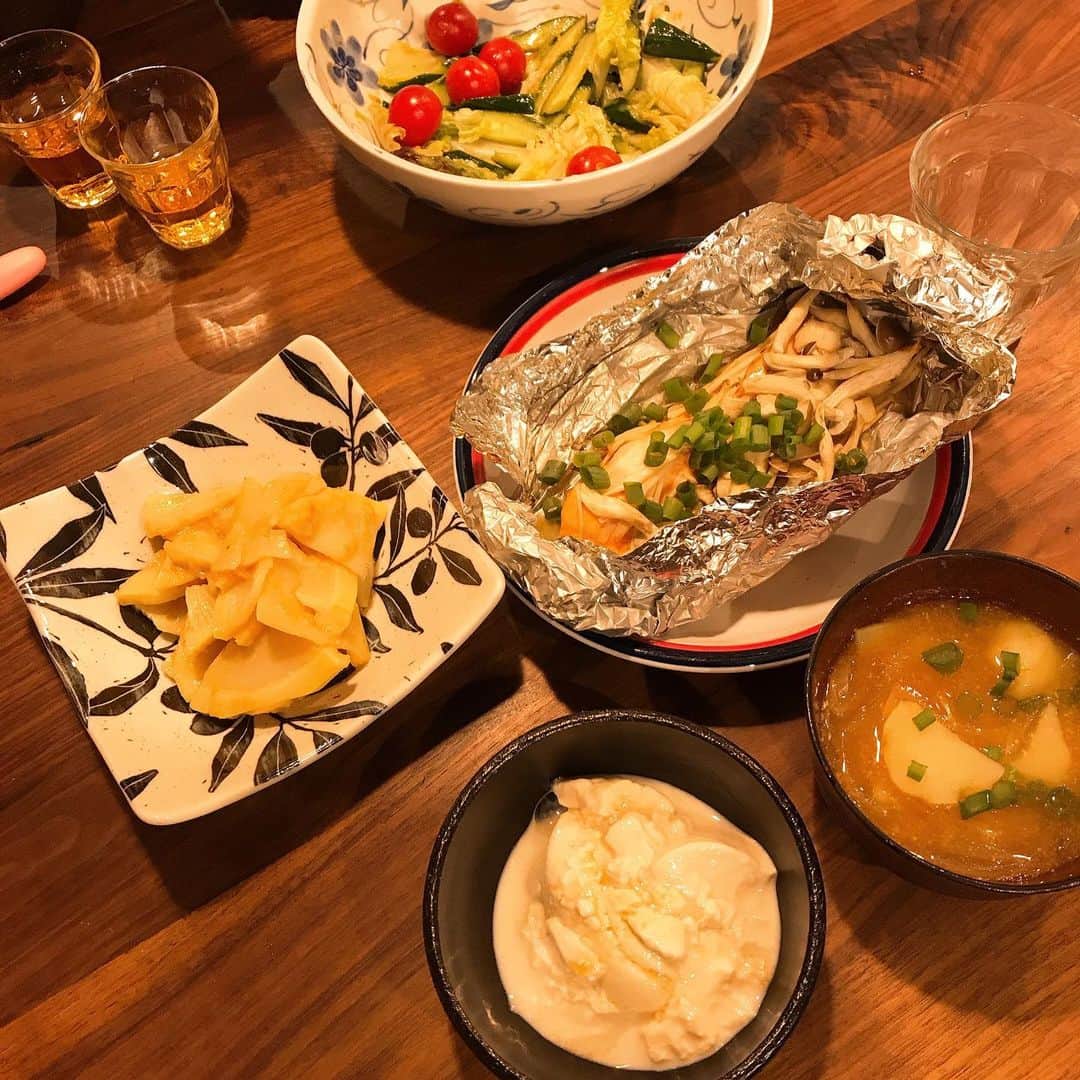 潮田玲子さんのインスタグラム写真 - (潮田玲子Instagram)「大きな筍を頂いたのでいろんな食べ方でここ数日食べました😋 酢味噌和えが一番好きだった！ 土佐煮は子供達に好評！お昼に作ったらおやつのようにパクパク食べるもんだから夕飯の時にはもうほとんどなかった😂 筍のメンマはお酒にも合うと思う☝️ （中華ダシ200ccお酒大さじ1、醤油大さじ1.5、砂糖小匙1で煮るだけ、大人用は仕上げにラー油） 採れたての筍は米ぬかなしで大丈夫で、しかもアクが無くてほんと美味しかった😍🥰☝️ #筍 #新たまねぎ #春キャベツ #旬の食べ物は美味しい #夜の炭水化物は無しに😅 #鮭のホイル焼き #おぼろ豆腐 #玲子飯」4月19日 17時34分 - reikoshiota_official