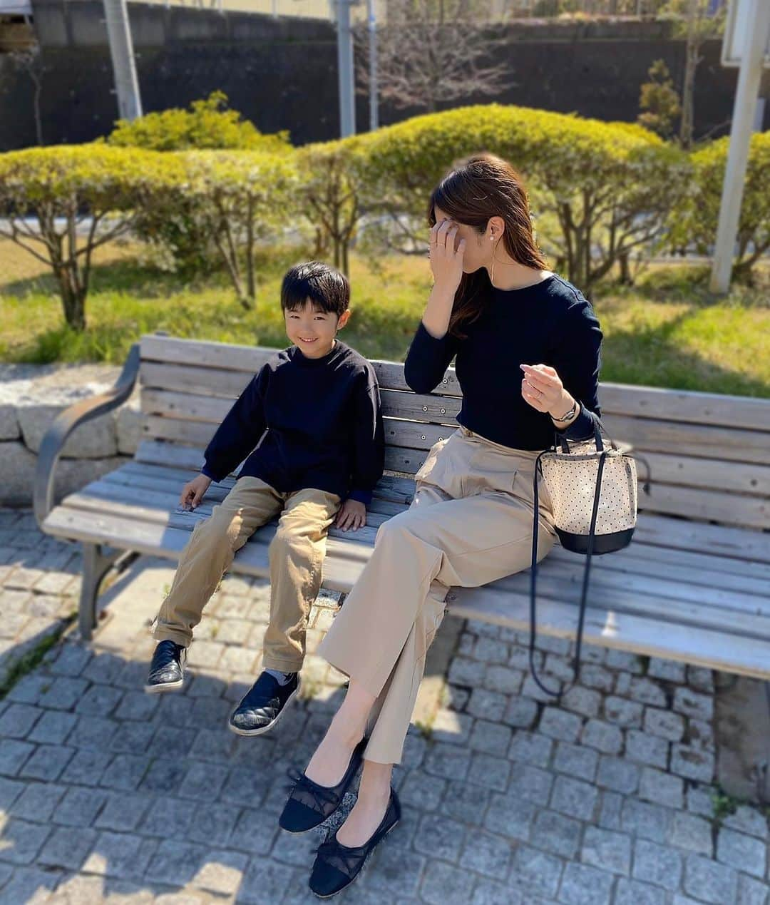 haruru0724さんのインスタグラム写真 - (haruru0724Instagram)「#code . . 天気良い日に散歩行った時、 息子と久々にリンクコーデ❤︎ 息子のトップスは @cotorica.official 👦🏻 このトップスすごく可愛いんです💕 3枚目見たらわかるけど、 サイドのスリットがおしゃれで可愛い✨ 男の子も、女の子も着れちゃうよ♡ タイムセールで安くなってた‼️ . . 私のはいてるボトムスは @frenchpave_official ❤︎ このパンツ、本当シルエット綺麗で合わせやすいし最高👏 . . . #cotorica #コトリカ #frenchpave #ママコーデ #ママファッション #プチプラコーデ #シンプルコーデ #大人カジュアル #カジュアルコーデ #きれいめカジュアル #大人可愛い #きれいめコーデ #30代ファッション #30代コーデ #着回しコーデ #今日のコーデ #コーデ #mamagirl #locari #ponte_fashion #mineby3mootd #ootd_kob #リンクコーデ #親子コーデ #親子リンクコーデ #息子コーデ #男の子コーデ」4月19日 17時35分 - haruru0724