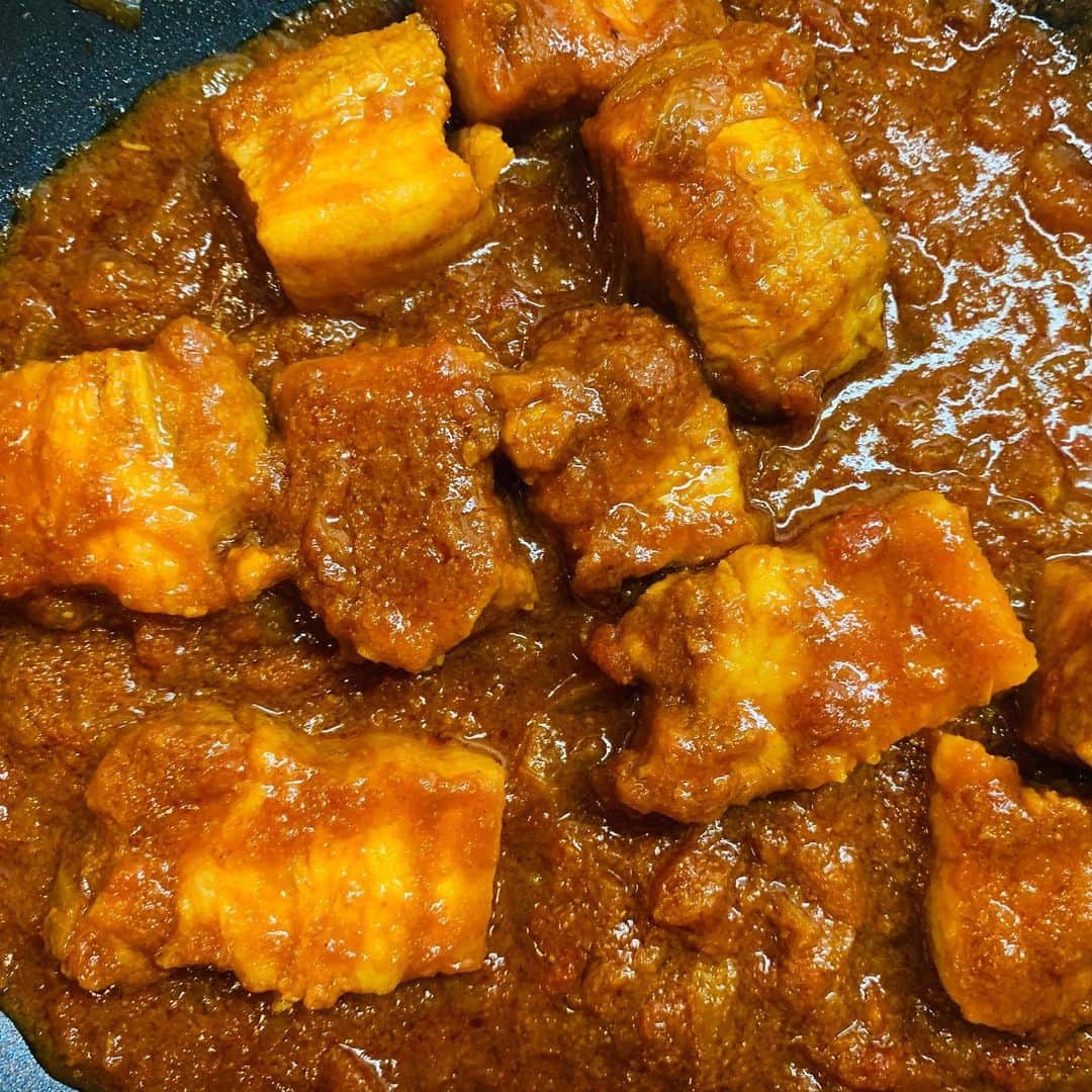 一条もんこさんのインスタグラム写真 - (一条もんこInstagram)「和風ポークビンダルー。  日本の調味料で作ります。 みりんや醤油のような発酵調味料はスパイスカレーをグンと美味しくしてくれる力があります。 #カレー#curry#スパイス#スパイス料理#スパイスカレー#ポークビンダル#和風#インドカレー#インド料理#創作料理#西インド#ゴア地方#アレンジ料理#発酵調味料#徒然なるままのカレー#一条もんこ」4月19日 16時02分 - monko1215