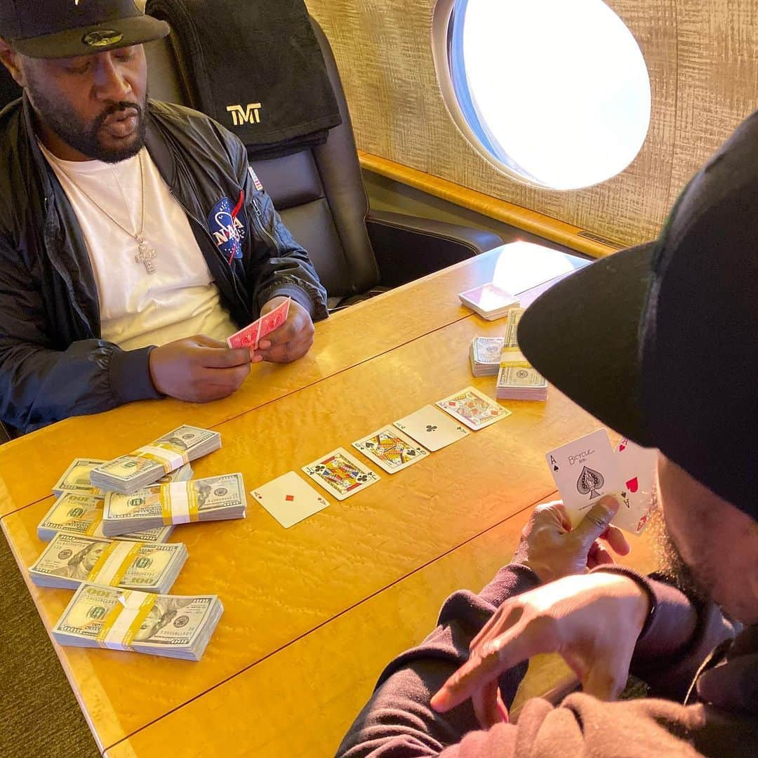 フロイド・メイウェザー・ジュニアさんのインスタグラム写真 - (フロイド・メイウェザー・ジュニアInstagram)「On my private jet playing a private game of poker against  @tmtbside7 he thought he had me with his full house, but I smoked him with a 4 of a kind. 🎥 @thee_mayweather」4月19日 16時12分 - floydmayweather