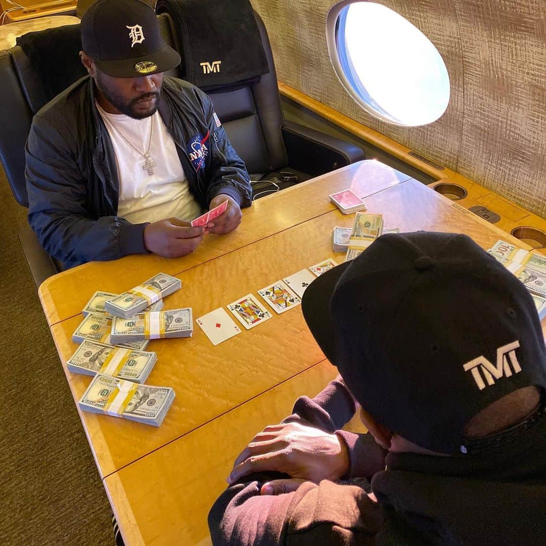 フロイド・メイウェザー・ジュニアさんのインスタグラム写真 - (フロイド・メイウェザー・ジュニアInstagram)「On my private jet playing a private game of poker against  @tmtbside7 he thought he had me with his full house, but I smoked him with a 4 of a kind. 🎥 @thee_mayweather」4月19日 16時12分 - floydmayweather