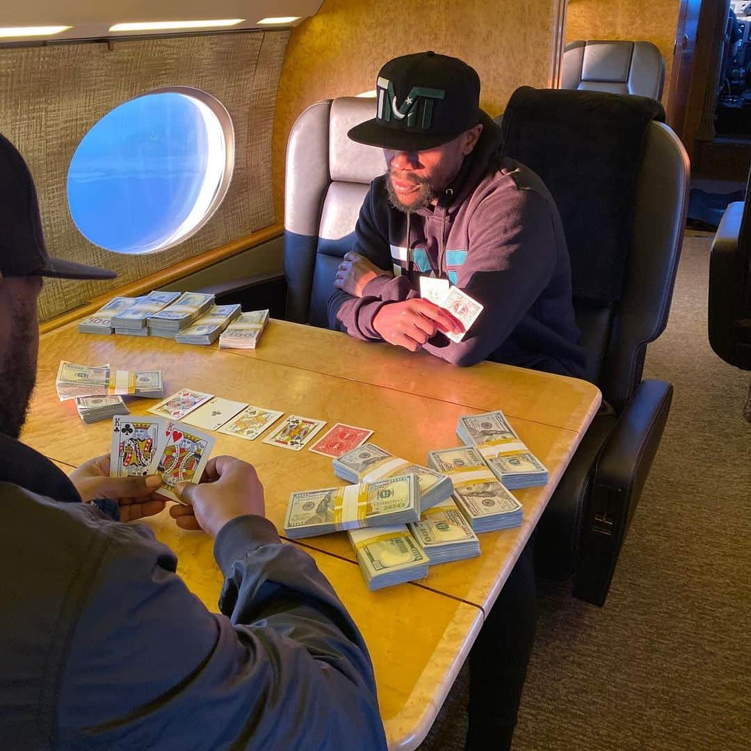 フロイド・メイウェザー・ジュニアさんのインスタグラム写真 - (フロイド・メイウェザー・ジュニアInstagram)「On my private jet playing a private game of poker against  @tmtbside7 he thought he had me with his full house, but I smoked him with a 4 of a kind. 🎥 @thee_mayweather」4月19日 16時12分 - floydmayweather