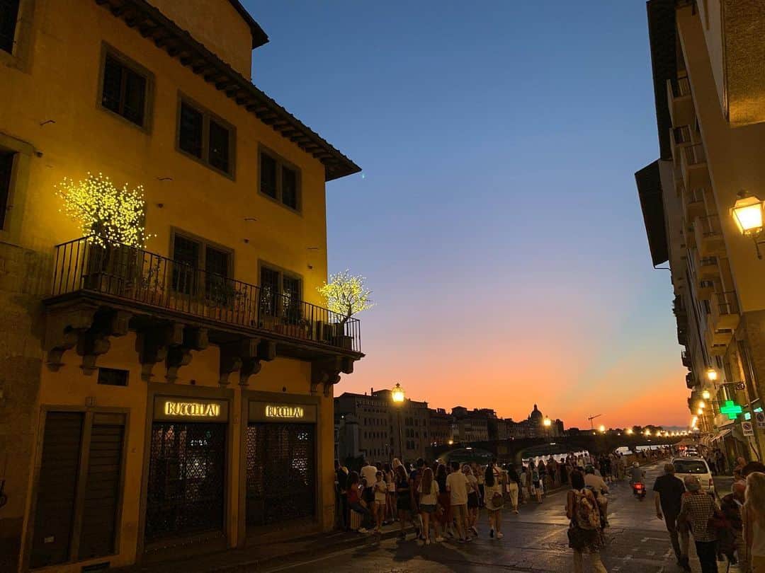 広崎うらんのインスタグラム：「Ciao  Firenze💖🇮🇹😘 Memory of September 2019  ポンテベッキオが美しかったです✨前回この橋の上でソフトバンクからの海外パケット通信料のべらぼうな請求に落胆したこの場所を忘れません…。 海外研修の時、めちゃくちゃお世話になった友達にお礼を言いたくてフィレンツェ に下車しました♡素敵なレストランでやっとゆっくり食事をしました☺️❤️しかもご馳走して貰っちゃった❣️ついでに後ろに居たイケメンを逆ナンしました😆👍✨ つづく  #イタリア #ヨーロッパ #旅　#italy #europe #journey」