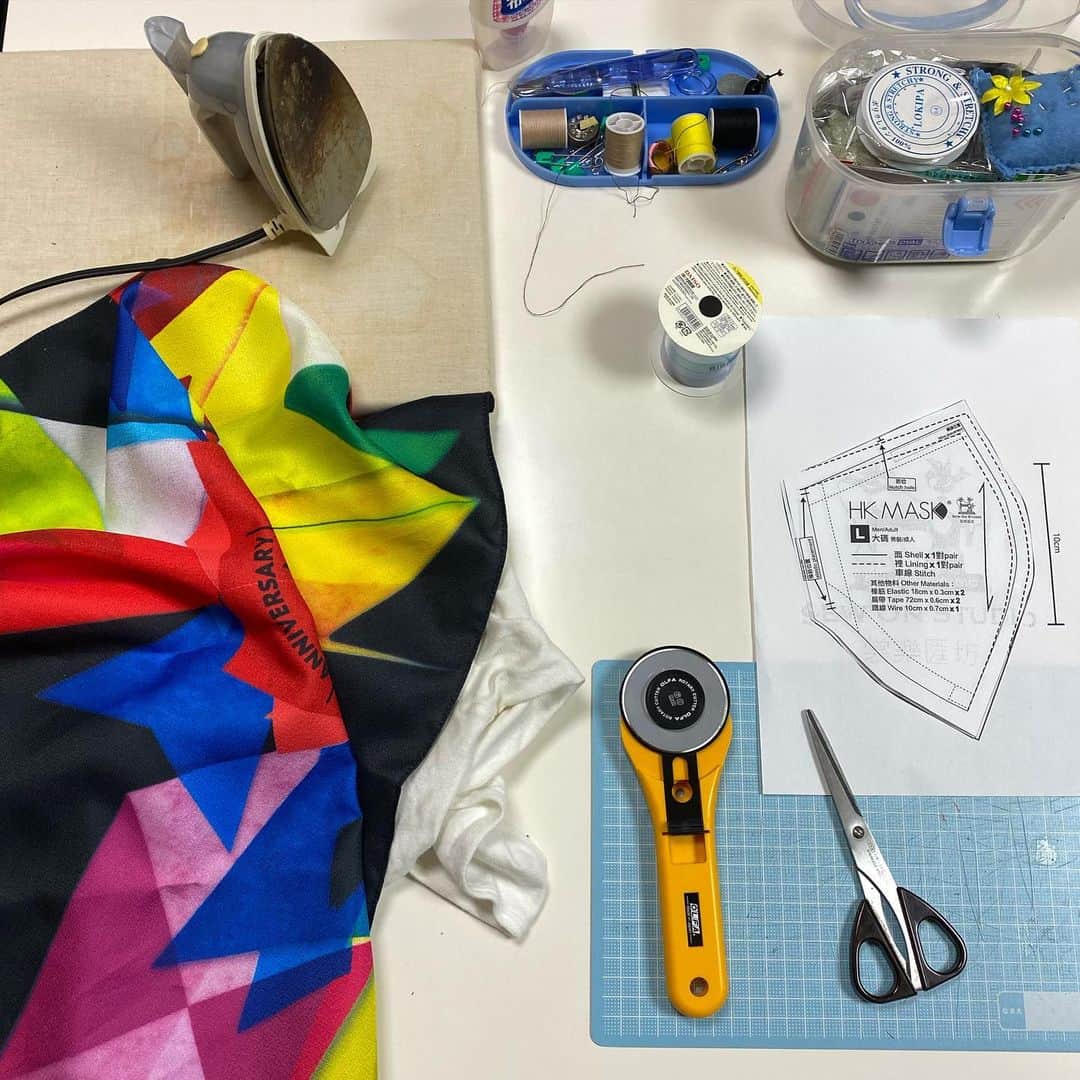 森田繁さんのインスタグラム写真 - (森田繁Instagram)「HKマスクを作っていきます。 ミシンがないし手縫いは面倒なので、布用接着剤だけで切り抜ける！」4月19日 16時15分 - siglic