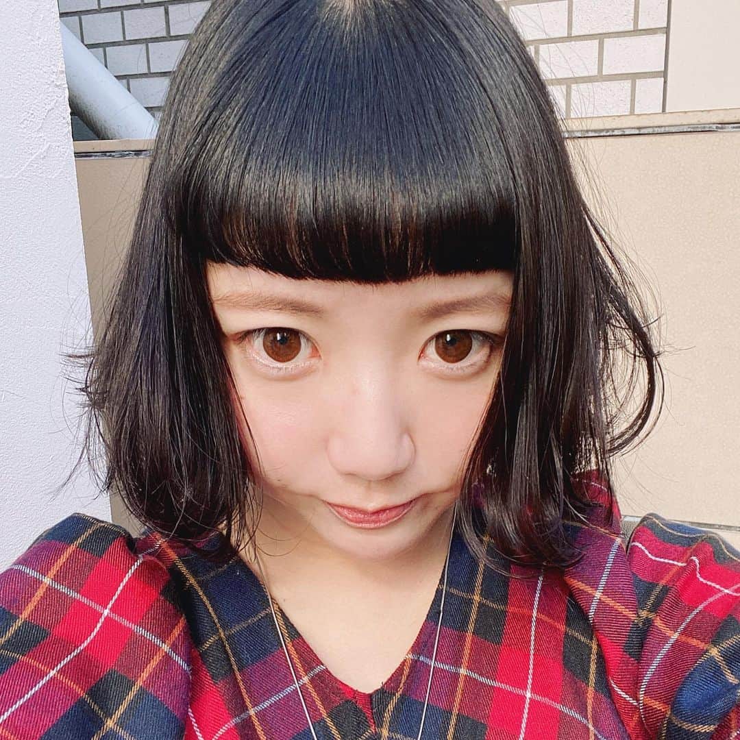 小鳥遊しほのインスタグラム：「‪伸び伸びでどうしようもなかった髪をようやく切った。3月末からコンビニやスーパー以外まじで家から出なかったから半月以上ぶりに電車に乗った。 ガラガラの山手線。 人のいない渋谷。 撮影の為だけに一瞬取ったマスク。 天気だけは最高の日曜日そのもの。 さて家に帰ろう。‬ . . サロン： @bloc_japon  担当：　@kashiwamanhair」