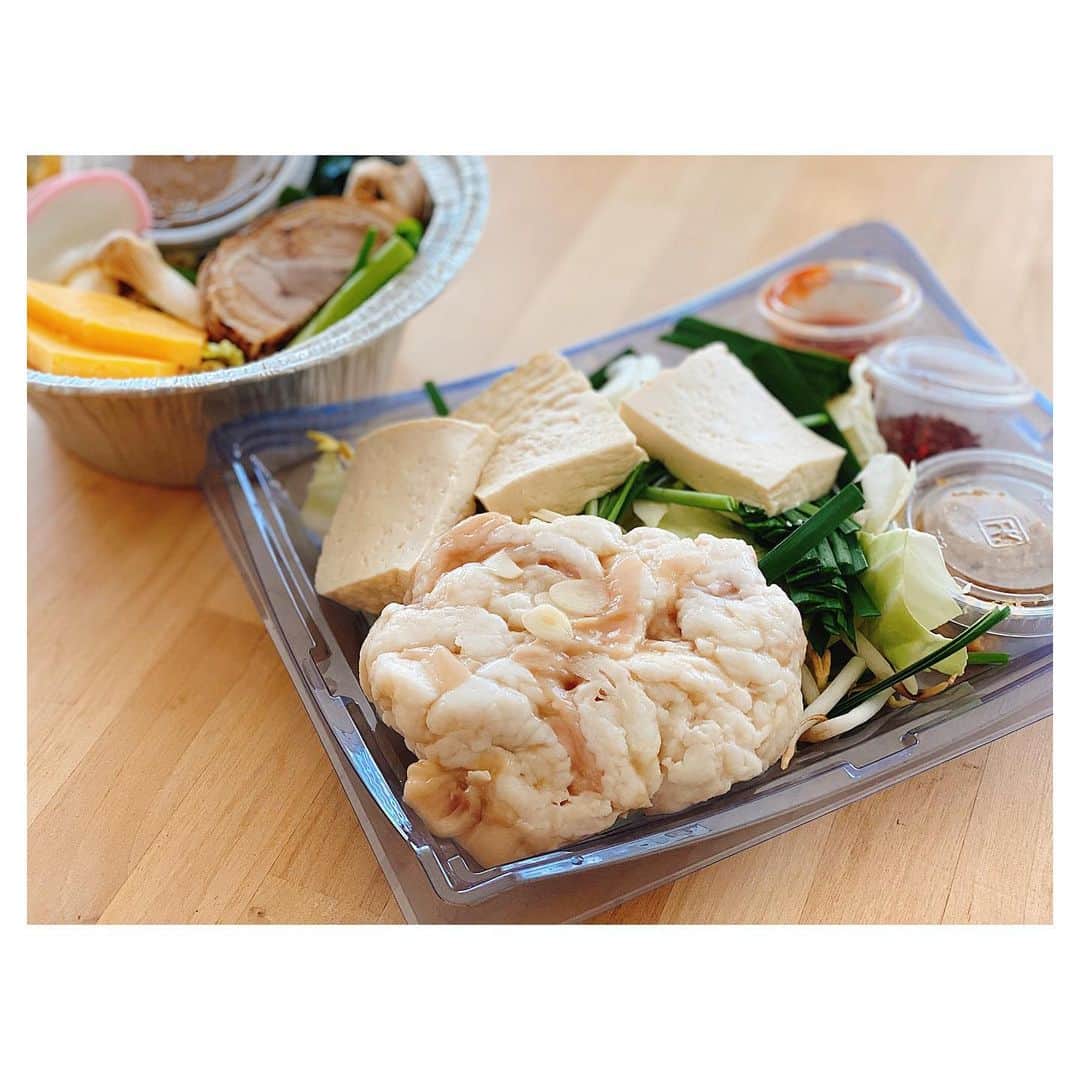 荒川れん子さんのインスタグラム写真 - (荒川れん子Instagram)「Thanks for a good deal!! Hot Pot tonight😋 今夜は @rinka_restaurant さんのモツ鍋！明日までお得なお値段でびっくり😳🙏 . . @hiagfdn #hawaii #luckywelivehawaii #hawaiilife #takeout #togo #foodie #foodporn #hotpot #lifeisajourney #instahawaii #supportlocal #quarantine #stayhome #EveryOrderCounts #FoodAGogo #HALmastercard #ハワイ #ハワイ生活 #ハワイ好き #ハワイの美味しいもの #ハワイ情報 #テイクアウト #もつ鍋 #お買い得 #自宅待機 #外出禁止 #おうち時間 #日々の暮らし #頑張れハワイ #食べてばっかり 😅」4月19日 16時27分 - renren_hawaii
