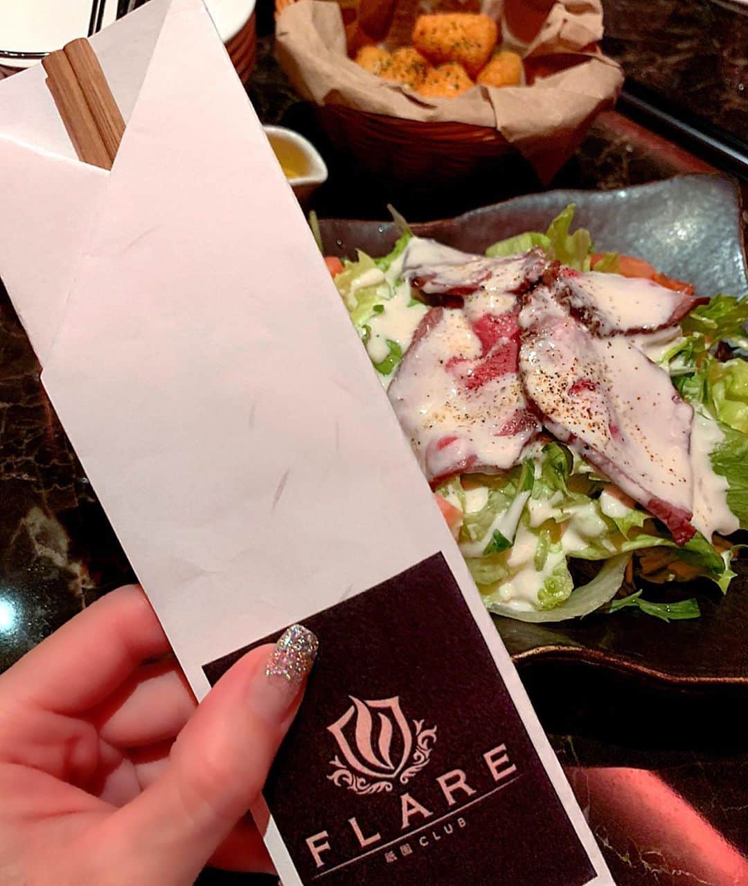 百合華さんのインスタグラム写真 - (百合華Instagram)「『FLARE 祇園』にて仲良しメンバーと一緒に『W』からのUber Eats的ディナータイム🍽🎶 ﻿ ﻿ とっても素敵な『FLARE 箸🥢』にキュンキュンしながら、出前とは思えない本格的な御料理をいただきました💖﻿ ﻿ みかちゃん画伯による面白すぎる似顔絵のクオリティーに、お腹を抱えて笑い転げる楽しいひとときで御座いました🤣💕 ﻿ ﻿ #japan﻿ #日本﻿ #kyoto﻿ #京都﻿ #キャバクラ﻿ #新店舗﻿ @gion_flare ﻿ #フレア祇園﻿ #出前﻿ #w﻿ #ubereats ﻿ #ディナータイム﻿ #本格的﻿ #料理﻿ #画伯﻿ #似顔絵﻿ #お腹を抱えて﻿ #笑い転げた﻿ #キャスト募集中 #求人募集  #求人 #募集中 #募集 #美食 #美食家」4月19日 16時20分 - yurika.lovelily