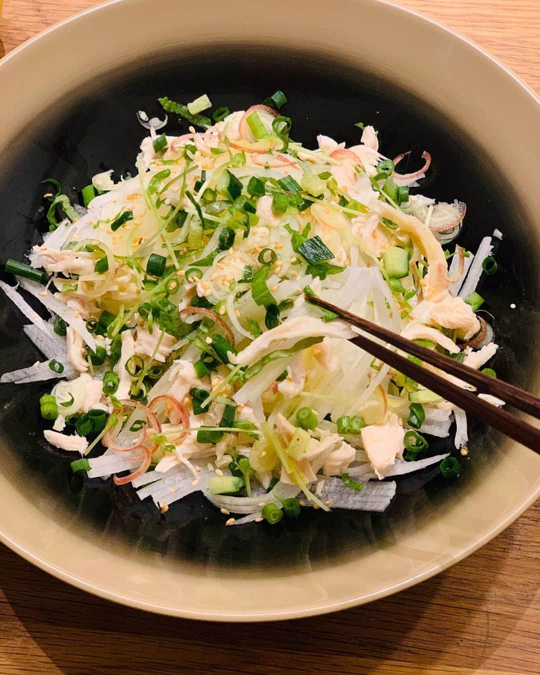 いかりさとみさんのインスタグラム写真 - (いかりさとみInstagram)「150円で売られていたハーブ4種類をキッチンで育てていて、料理のあいまに水をあげる手軽さで、ぐんぐん育ってくれて、毎日が収穫祭なのだ　٩(^‿^)۶  写真2枚目、『青じそ』を入れた鳥ささみと大根のサラダ 写真3枚目、豆苗も再生すると教えてもらい、育てて5日目の豆苗。タベゴロ…笑 お豆腐と一緒に食べたら栄養満点です  わたしのおうち時間 #ハーブ栽培 #家庭菜園 #キッチン栽培  #家庭菜園始めました#おうち時間」4月19日 16時21分 - satomi_ikari