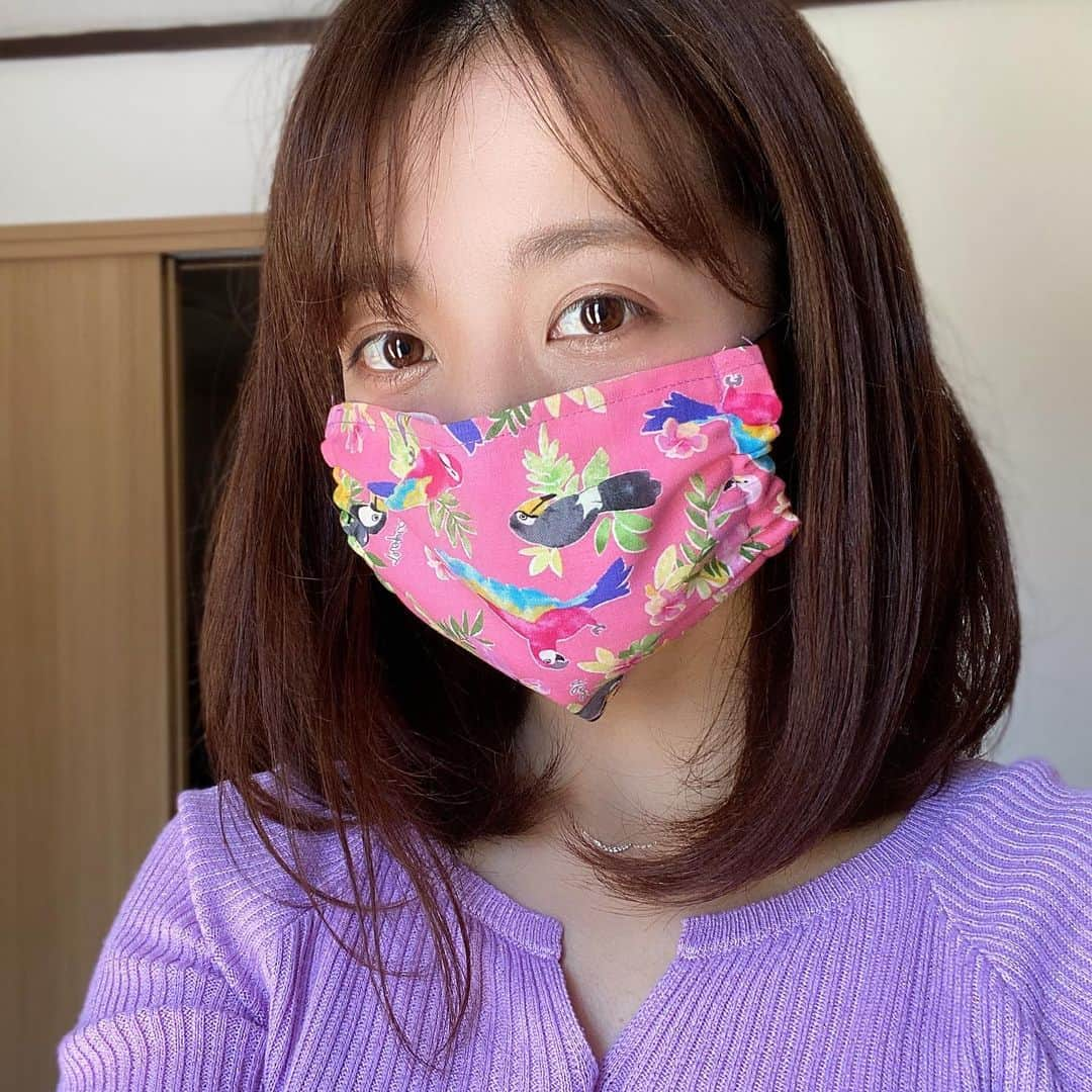 石原亜弥のインスタグラム：「🌷 母が手づくりマスクを送ってくれました♪ これは派手すぎる…笑」