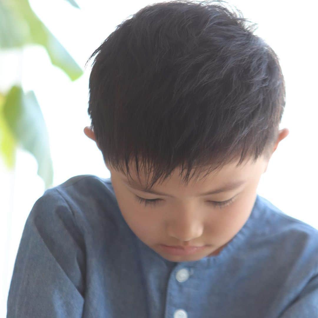 田中亜希子さんのインスタグラム写真 - (田中亜希子Instagram)「この期間に 子供の写真をいつも以上に撮っている！  アクティブな寝癖を生かしてスタイリング。 @k.e.y_yuji_tanaka パパ作。  #髪型#小学生ヘア #kids#kidsfashion」4月19日 16時23分 - akiico
