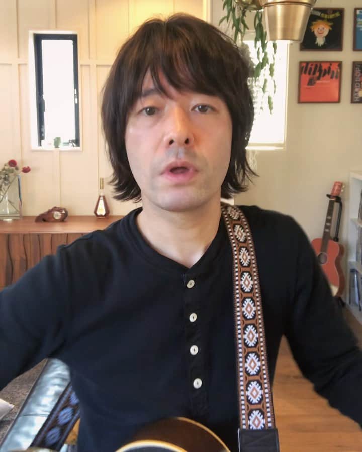 のインスタグラム：「22日発売のニューアルバム、その名も「ALBUM.」から毎日ちょこっとずつ弾き語ってきましたが、今日はラスト曲「笑顔でいるのが僕の役割り」を。一曲だけなので、ちょい長めで😄皆さん、見てくれて感想書いてくれてありがとう🙌こういうのたまにやりますね😄👍　#和田唱 #和田唱ALBUM #家で弾き語り #2ndソロアルバム」
