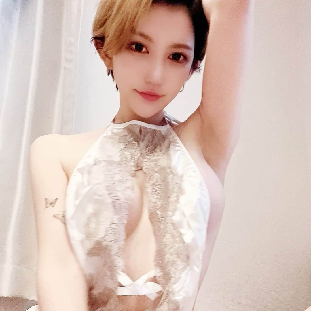 MASAMIのインスタグラム：「わいが脱ぐと絶対通報する奴いるんだけどエロい格好させろよまあちゃんにも( ；꒳​； )」