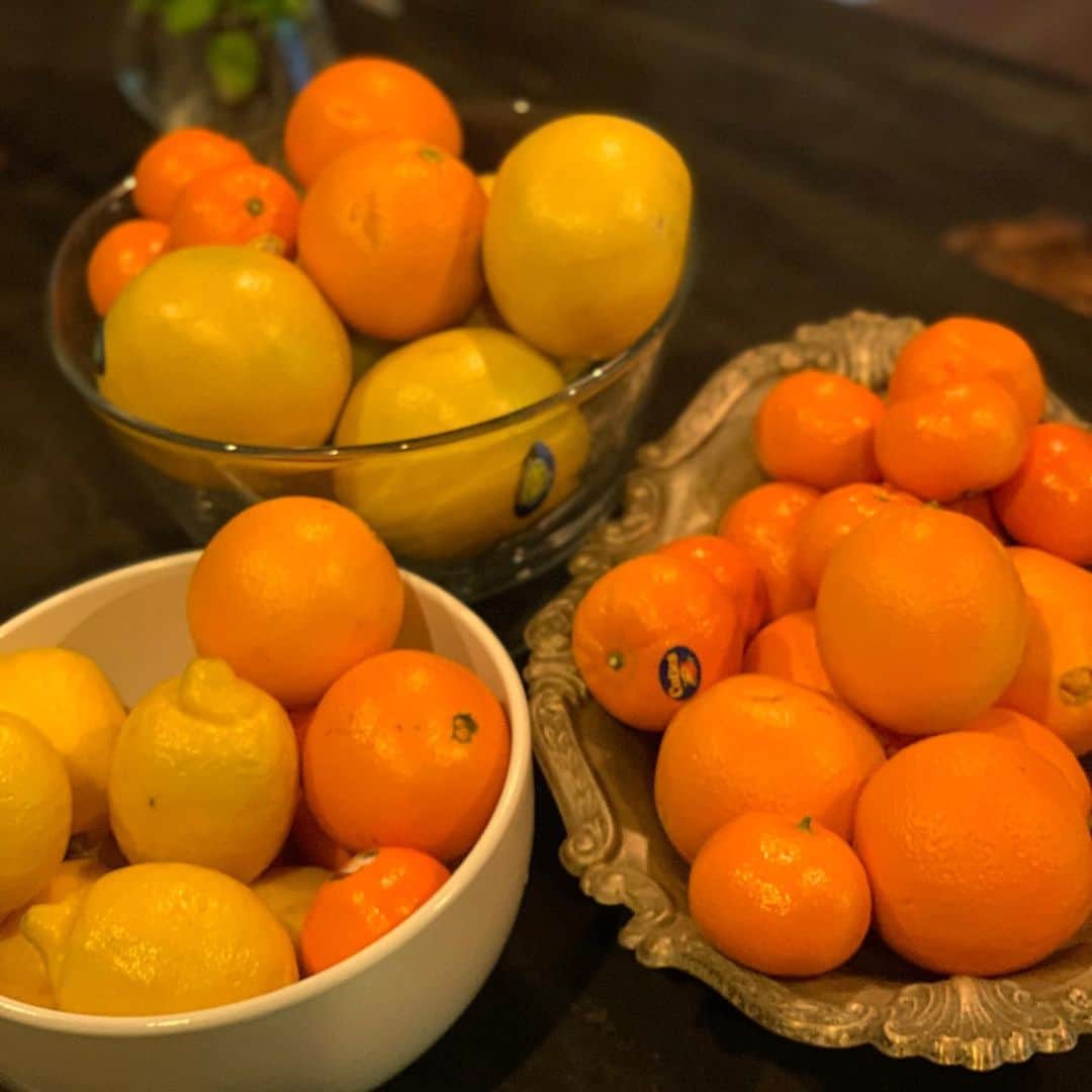 クリス智子さんのインスタグラム写真 - (クリス智子Instagram)「stay home ながら、なにかと、嬉しい三昧サンデー。  ご近所さんより、嬉しい柑橘カラーがたっぷり届く👏  そして、楽しみに注文していたスチームマフィン&スコーン、スチマさんより届く😊 @vapeur1160  筍は、家でせっせと収穫。平日はなかなかできず、今週末は、家族に送る支度。例年だと、友人たちも遊びに来るのですが、今年はステイホームゆえ、会は延期！ おいしいものは、人と分かち合い。 今から、来年も楽しみ。  #lovecitrusfruits」4月19日 16時31分 - chris_tomoko