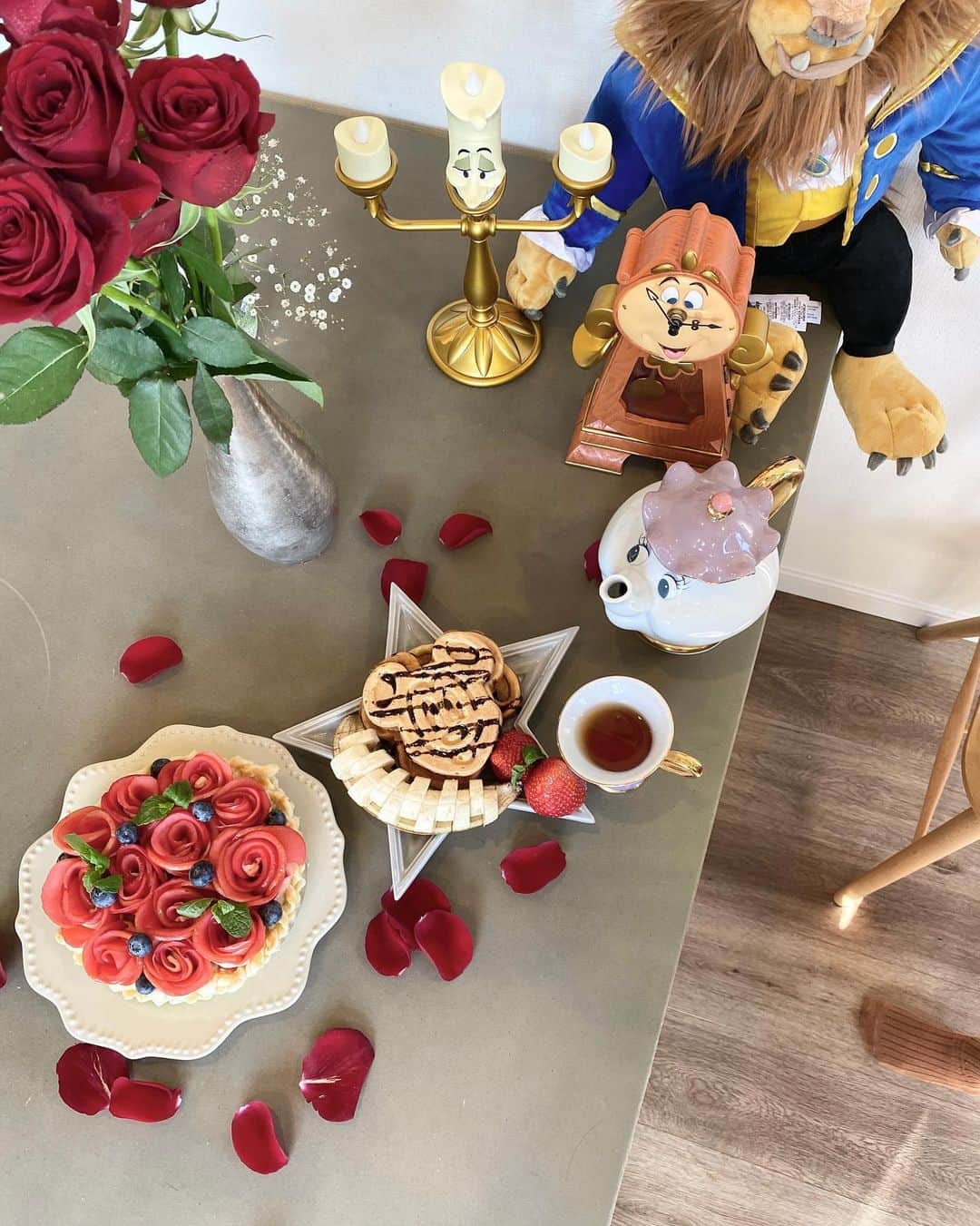 tiahy__さんのインスタグラム写真 - (tiahy__Instagram)「Be our guest restaurant 🥀. . . .  Ma chere Mademoiselle, it is with deepest pride And greatest pleasure that we welcome you  And now we invite you to relax. . . .  Put our service to the test .  Apple pie and Mickey waffle  It's delicious  He(Taia) can sing He can dance . .  You will want tea. .  You are a guest! . . . 外食もできない日々が続く中 今日はお家でRestaurantを開きます. . . 見てくださる方がguest. . . Taiaがおもてなしします☕️. . .  バラのアップルパイとミッキーワッフルも作りました🧇. . .  Taiaは歌も歌えるしダンスもできます.  紅茶を注ぐとちょっとこぼしてしまうけど とっても楽しい晩餐会♪ . . . . . . . Please, be our guest🥀. . . .  #cogsworth_taia#taiacostume#beourguest#beourguest#disney#stayhome#ベビーグラム#sango #ディズニーコスチューム#ディズニー衣装」4月19日 16時31分 - tiahy__disney
